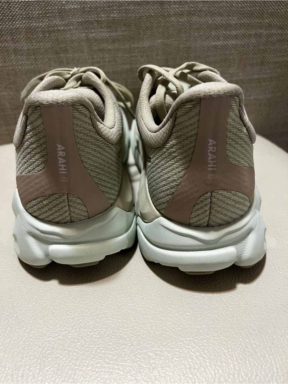 HOKA One One Arahi 8 Running Shoe - Cream with Green Accents Women’s Size 8 - Picture 5 of 8